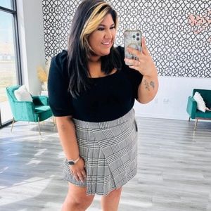 Skies Are Blue NWT SZ medium cream and black houndstooth/plaid mini skort